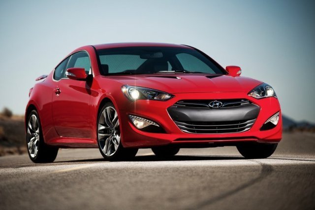 Hyundai Genesis Coupe wygląda jeszcze lepiej. Można powiedzieć, że młody gracz nabrał pewności siebie i prezentuje się znacznie dojrzalej.