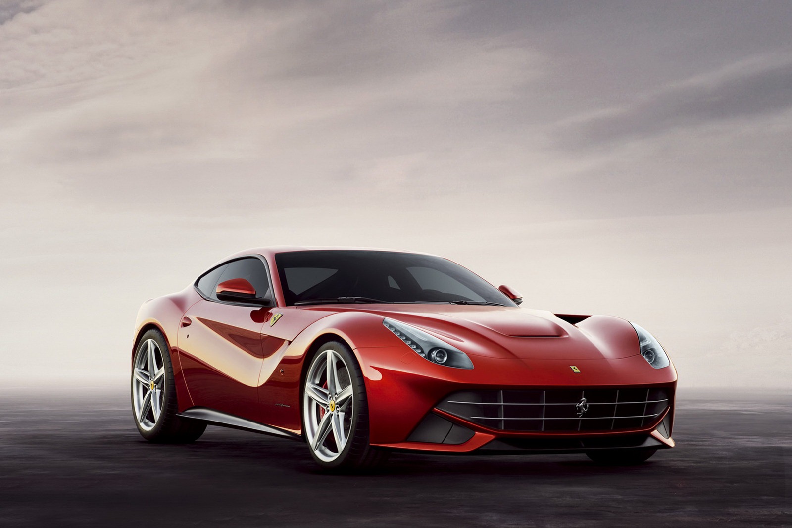 Ferrari F12berlinetta - obecnie najmocniejsze auto w stajni Ferrari, ma aż 740KM! Silnik ma 7 litrów pojemności, 12 cylindrów i 690 Nm max. momentu obrotowego. Podobno, ma zużywać o ok. 30% paliwa mniej, niż jej poprzedniczka - 599 GTB Fiorano. Przyspieszenie 0-100km/h to nieziemskie: 3,1 s. Natomiast prędkość maxymalna to 340 km/h! ten samochód jest efektem współpracy między Ferrari, a Pininfariną i naprawdę trudno o piękniejszy samochód.