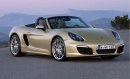 Porsche Boxter 2013- to model fabryki ze Stuttgartu, która od początku swego istnienia, nie zachwycał prawdziwych fanów tej marki, był najtańszy i lekceważony. Obecny model, odbiera jednak argumenty swym przeciwnikom. Specyfikacja podstawowa obejmuje 6-cylindrowy motor o pojemności 2,7 l i mocy 265 KM. Odmiana mocniejsza, klasycznie oznaczona jako Boxter S, dysponować będzie jednostką 3,4 l, generującą 315 KM, dzięki którym osiągnięcie pierwszej setki możliwe staje się już po ok 5 s. Porsche Boxter, coraz bardziej zbliża się do osiągów 911. Porsche Boxter 2013- to model fabryki ze Stuttgartu, która od początku swego istnienia, nie zachwycał prawdziwych fanów tej marki, był najtańszy i lekceważony. Obecny model, odbiera jednak argumenty swym przeciwnikom. Specyfikacja podstawowa obejmuje 6-cylindrowy motor o pojemności 2,7 l i mocy 265 KM. Odmiana mocniejsza, klasycznie oznaczona jako Boxter S, dysponować będzie jednostką 3,4 l, generującą 315 KM, dzięki którym osiągnięcie pierwszej setki możliwe staje się już po ok 5 s. Porsche Boxter, coraz bardziej zbliża się do osiągów 911.
