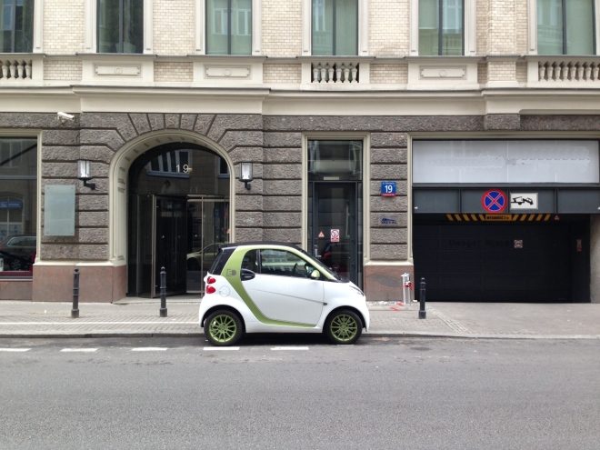 Smart ForTwo nie tylko w wersji elektrycznej doskonale komponuje się z architekturą europejskich miast. Także polskich.