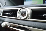 Jak przystało na auto segmentu premium, we wnętrzu Lexusa GS300h znajdziemy wiele interesujących detali. Jak przystało na auto segmentu premium, we wnętrzu Lexusa GS300h znajdziemy wiele interesujących detali.