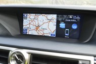 Ogromny niczym telewizor, kolorowy wyświetlacz nawigacji i komputera pokładowego to jeden z charakterystycznych akcentów tablicy przyrządów Lexusa GS300h. Ogromny niczym telewizor, kolorowy wyświetlacz nawigacji i komputera pokładowego to jeden z charakterystycznych akcentów tablicy przyrządów Lexusa GS300h.
